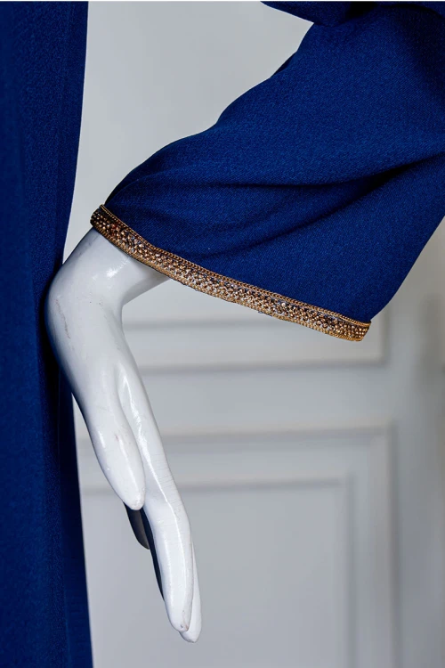 جلابية نسائية متعددة الألوان مزينة بكلفة في الياقة و الأكمام