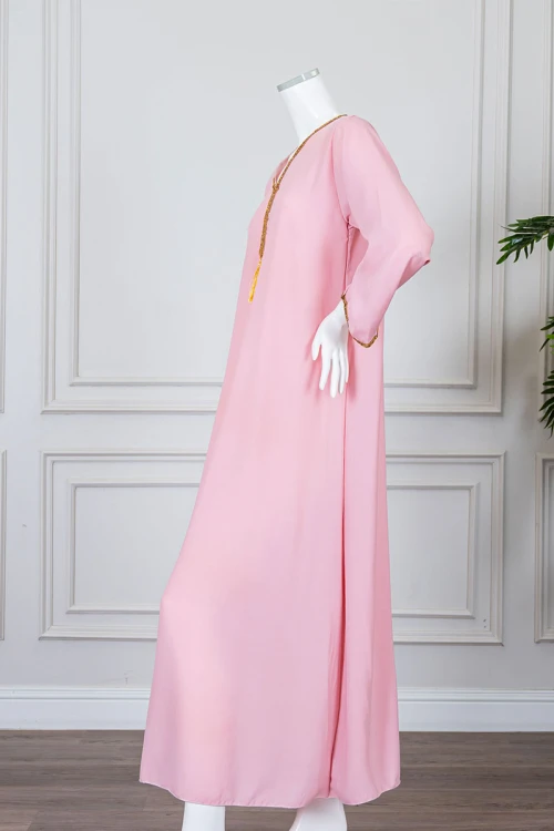 جلابية نسائية متعددة الألوان مزينة بكلفة في الياقة و الأكمام