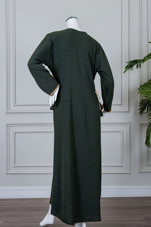 جلابية نسائية لون زيتي منقطة و مزينة بكلفة في الياقة و الأكمام و برباط في الجانبين