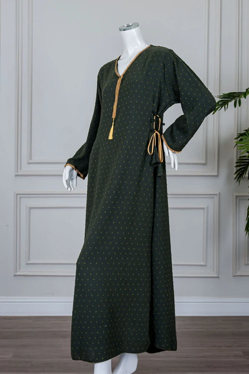 جلابية نسائية لون زيتي منقطة و مزينة بكلفة في الياقة و الأكمام و برباط في الجانبين