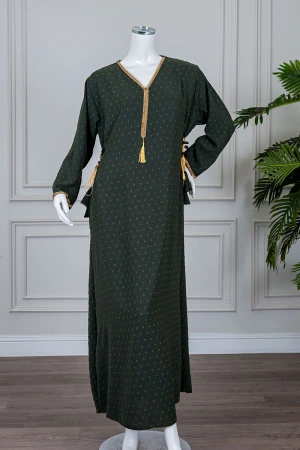 جلابية نسائية لون زيتي منقطة و مزينة بكلفة في الياقة و الأكمام و برباط في الجانبين