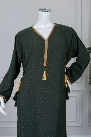 جلابية نسائية لون زيتي منقطة و مزينة بكلفة في الياقة و الأكمام و برباط في الجانبين