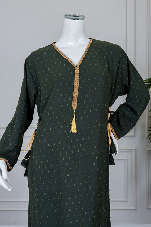 جلابية نسائية لون زيتي منقطة و مزينة بكلفة في الياقة و الأكمام و برباط في الجانبين