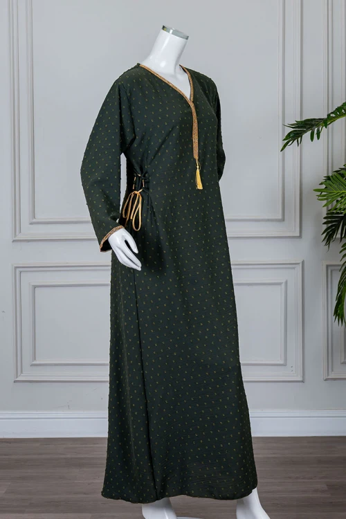 جلابية نسائية لون زيتي منقطة و مزينة بكلفة في الياقة و الأكمام و برباط في الجانبين