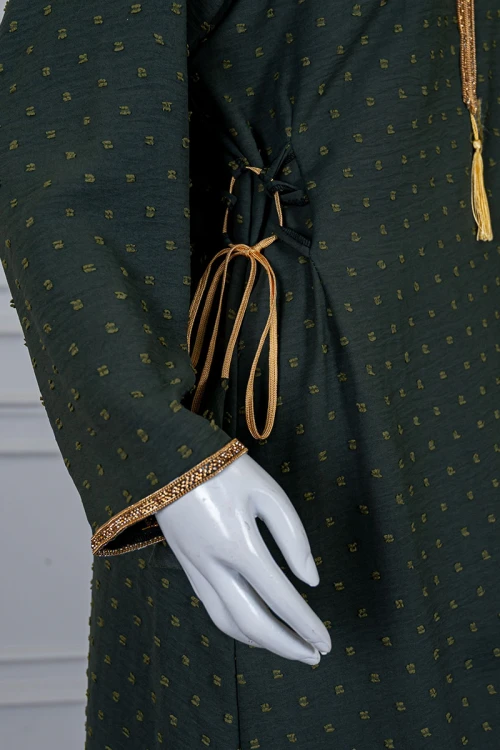 جلابية نسائية لون زيتي منقطة و مزينة بكلفة في الياقة و الأكمام و برباط في الجانبين