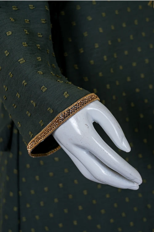 جلابية نسائية لون زيتي منقطة و مزينة بكلفة في الياقة و الأكمام و برباط في الجانبين