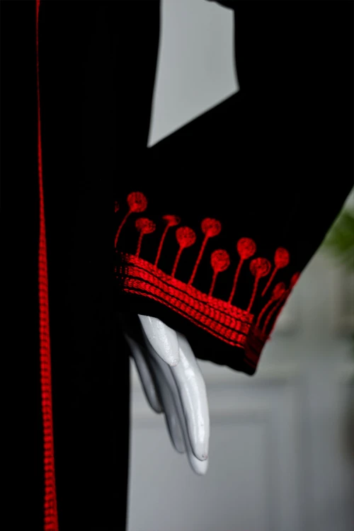 جلابية نسائي شمالي لون أسود بتطريز تراثي أحمر ياقة دائرية و أكمام طويلة