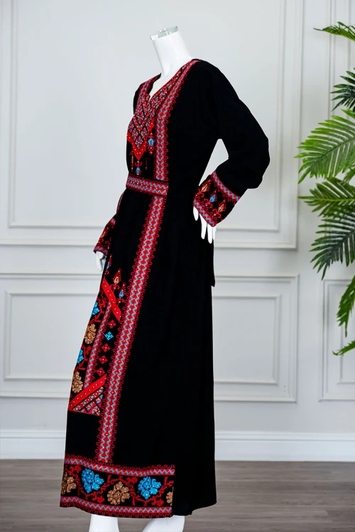 جلابية نسائي شمالي لون أسود بتطريز تراثي ملون ياقة دائرية و أكمام طويلة بحزام في الخصر