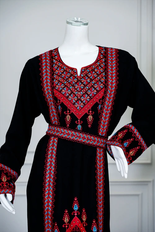 جلابية نسائي شمالي لون أسود بتطريز تراثي ملون ياقة دائرية و أكمام طويلة بحزام في الخصر