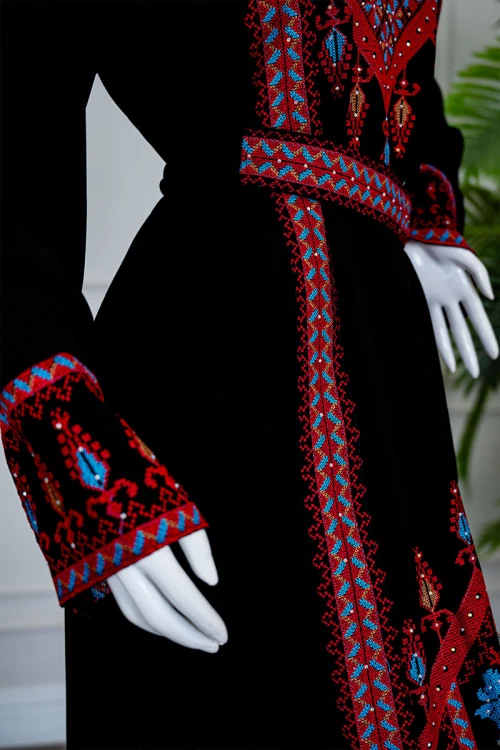 جلابية نسائي شمالي لون أسود بتطريز تراثي ملون ياقة دائرية و أكمام طويلة بحزام في الخصر