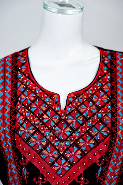 جلابية نسائي شمالي لون أسود بتطريز تراثي ملون ياقة دائرية و أكمام طويلة بحزام في الخصر