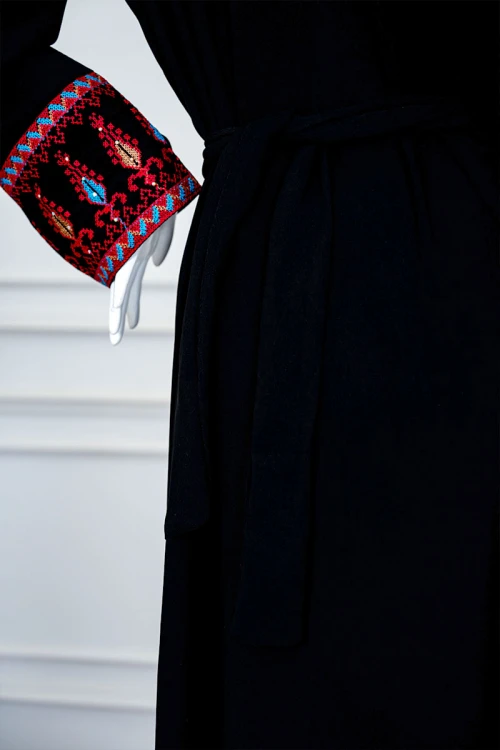 جلابية نسائي شمالي لون أسود بتطريز تراثي ملون ياقة دائرية و أكمام طويلة بحزام في الخصر