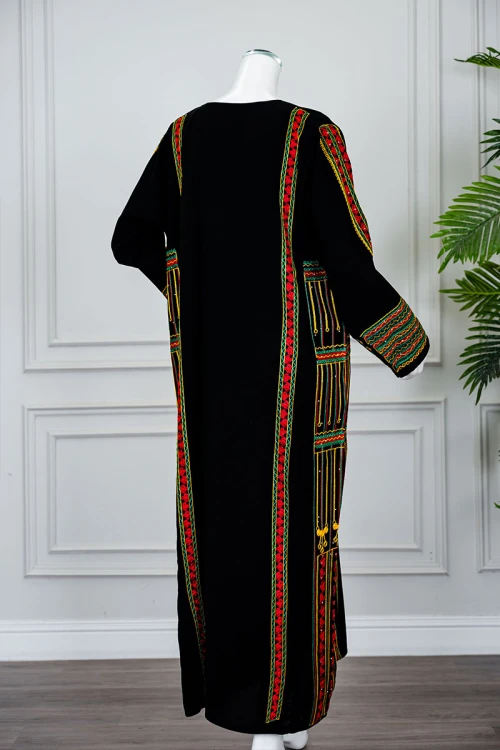 جلابية نسائي عسيري لون أسود بتطريز تراثي ملون ياقة دائرية و أكمام طويلة