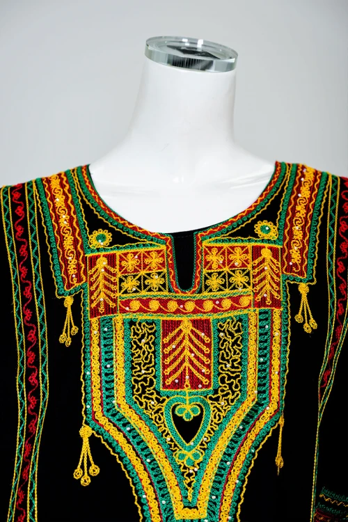 جلابية نسائي عسيري لون أسود بتطريز تراثي ملون ياقة دائرية و أكمام طويلة