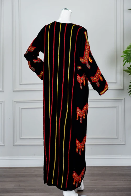 جلابية نسائي عسيري لون أسود بتطريز تراثي ملون ياقة دائرية و أكمام طويلة