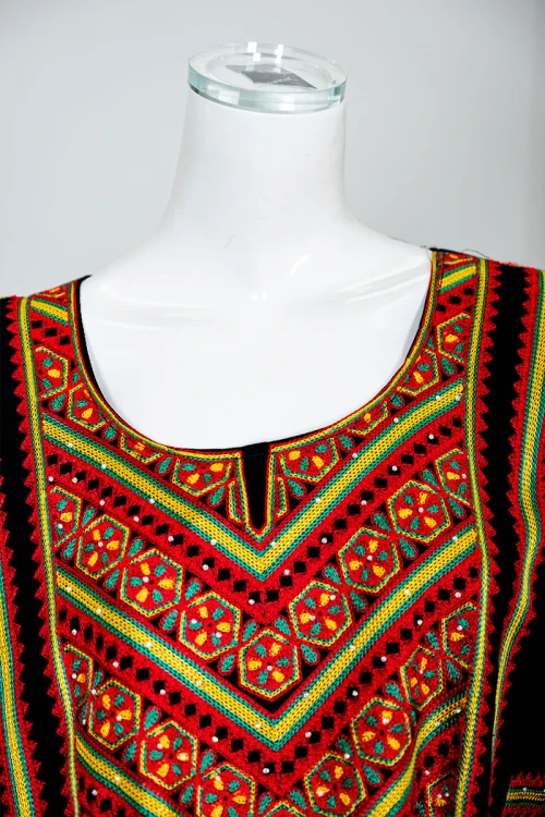 جلابية نسائي عسيري لون أسود بتطريز تراثي ملون ياقة دائرية و أكمام طويلة