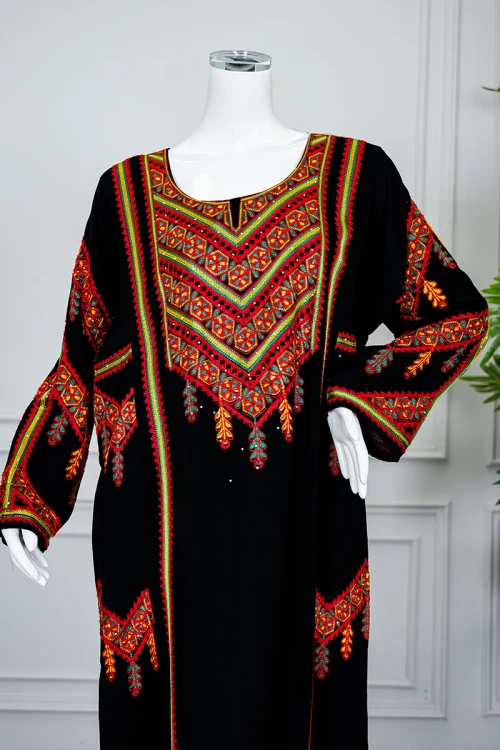 جلابية نسائي عسيري لون أسود بتطريز تراثي ملون ياقة دائرية و أكمام طويلة