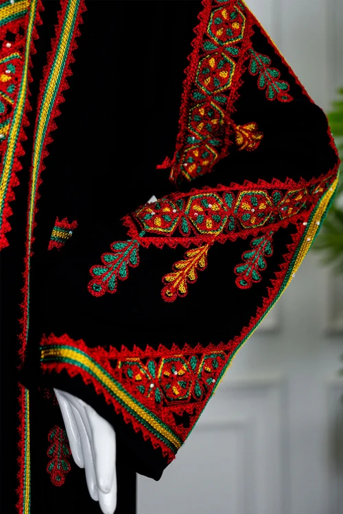 جلابية نسائي عسيري لون أسود بتطريز تراثي ملون ياقة دائرية و أكمام طويلة