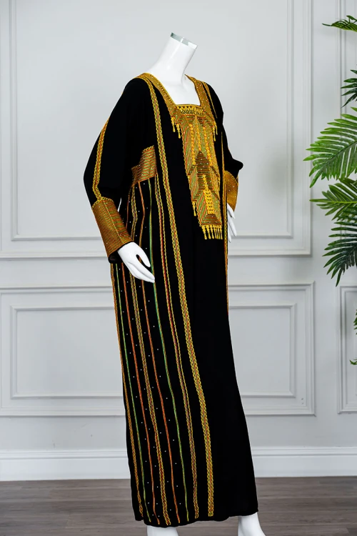 جلابية نسائي عسيري لون أسود بتطريز تراثي ملون ياقة مربعة و أكمام طويلة