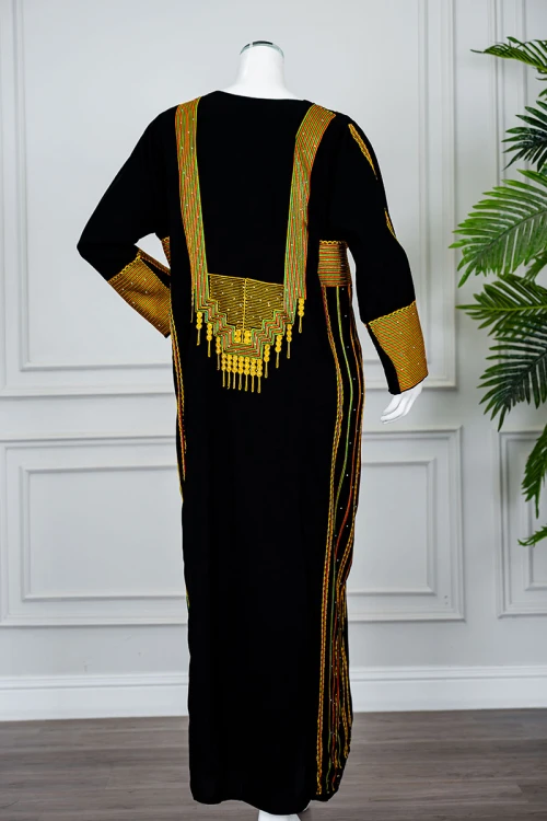 جلابية نسائي عسيري لون أسود بتطريز تراثي ملون ياقة مربعة و أكمام طويلة