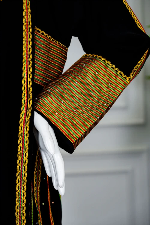 جلابية نسائي عسيري لون أسود بتطريز تراثي ملون ياقة مربعة و أكمام طويلة