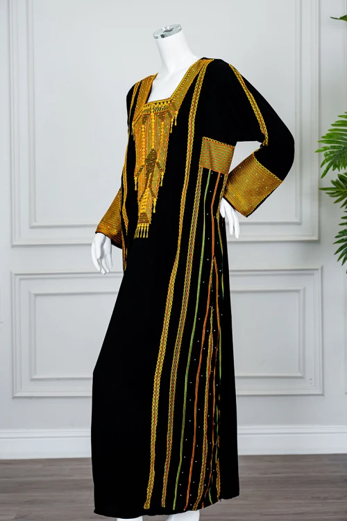 جلابية نسائي عسيري لون أسود بتطريز تراثي ملون ياقة مربعة و أكمام طويلة