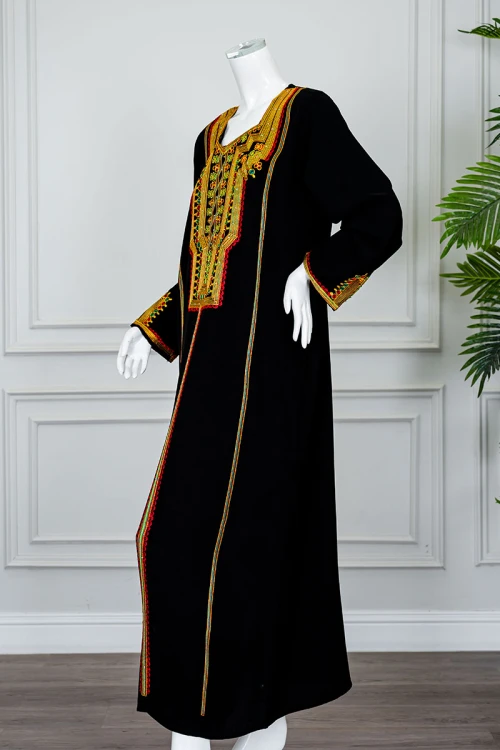 جلابية نسائي عسيري لون أسود بتطريز تراثي ملون ياقة مربعة بقصة سبعة و أكمام طويلة