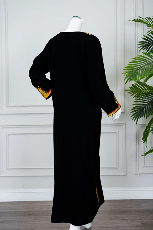 جلابية نسائي عسيري لون أسود بتطريز تراثي ملون ياقة مربعة بقصة سبعة و أكمام طويلة