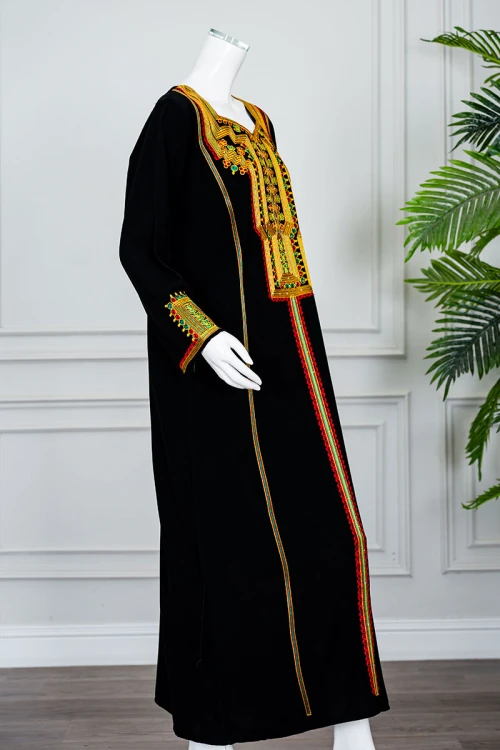 جلابية نسائي عسيري لون أسود بتطريز تراثي ملون ياقة مربعة بقصة سبعة و أكمام طويلة