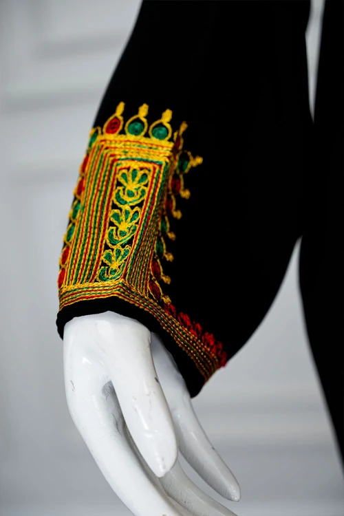 جلابية نسائي عسيري لون أسود بتطريز تراثي ملون ياقة مربعة بقصة سبعة و أكمام طويلة