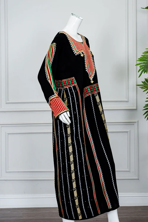 جلابية نسائي عسيري لون أسود بتطريز تراثي ملون ياقة دائرية و أكمام طويلة
