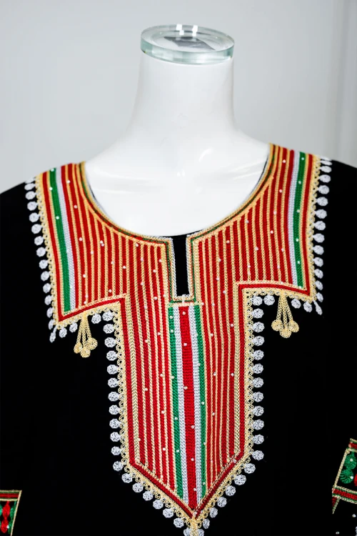 جلابية نسائي عسيري لون أسود بتطريز تراثي ملون ياقة دائرية و أكمام طويلة