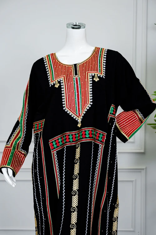 جلابية نسائي عسيري لون أسود بتطريز تراثي ملون ياقة دائرية و أكمام طويلة