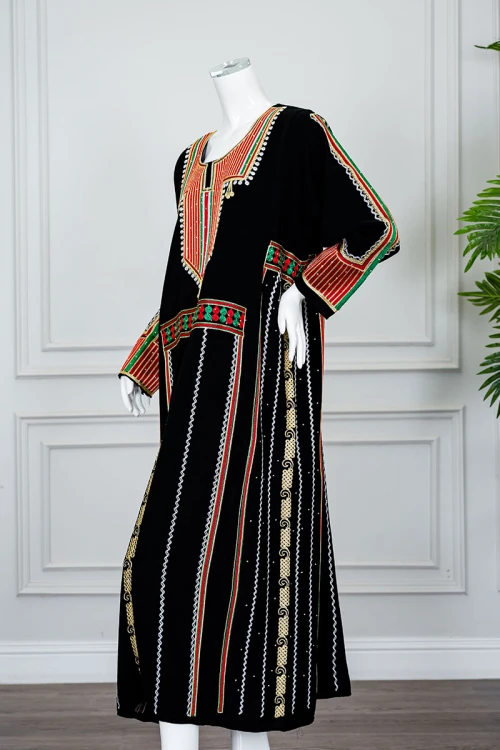 جلابية نسائي عسيري لون أسود بتطريز تراثي ملون ياقة دائرية و أكمام طويلة