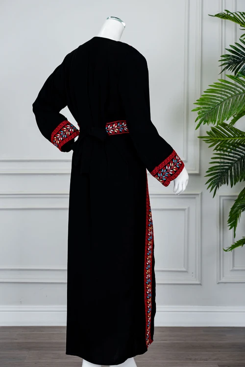 جلابية نسائي شمالي لون أسود بتطريز تراثي ملون ياقة دائرية و أكمام طويلة و زم من الخصر