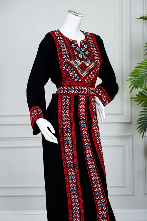 جلابية نسائي شمالي لون أسود بتطريز تراثي ملون ياقة دائرية و أكمام طويلة و زم من الخصر