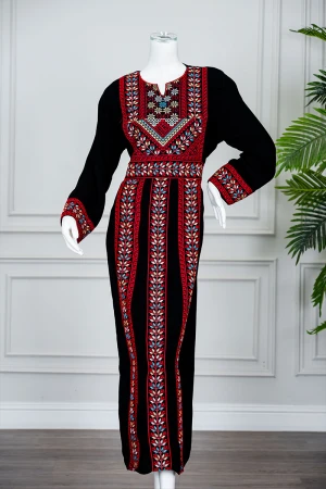 جلابية نسائي شمالي لون أسود بتطريز تراثي ملون ياقة دائرية و أكمام طويلة و زم من الخصر 
