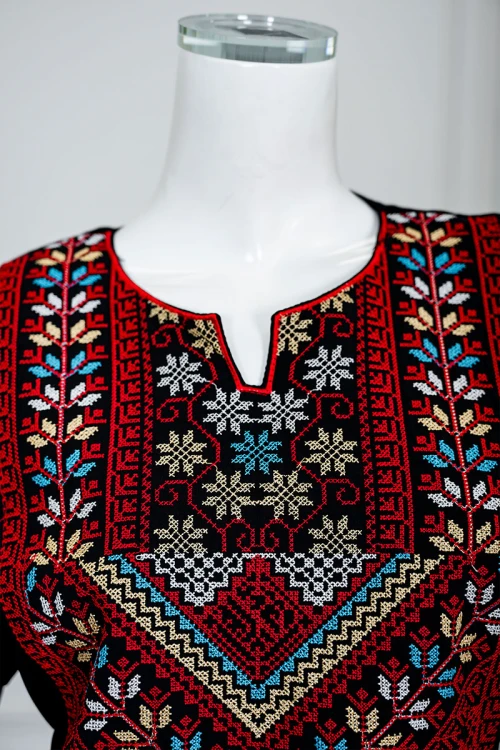 جلابية نسائي شمالي لون أسود بتطريز تراثي ملون ياقة دائرية و أكمام طويلة و زم من الخصر