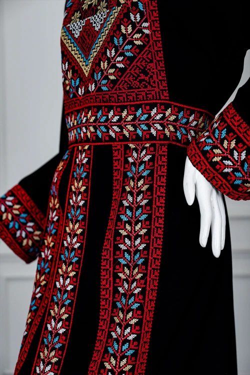 جلابية نسائي شمالي لون أسود بتطريز تراثي ملون ياقة دائرية و أكمام طويلة و زم من الخصر