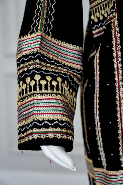 جلابية نسائي عسيري لون أسود بتطريز تراثي ملون ياقة دائرية و أكمام طويلة