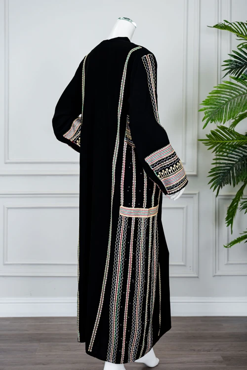 جلابية نسائي عسيري لون أسود بتطريز تراثي ملون ياقة دائرية و أكمام طويلة