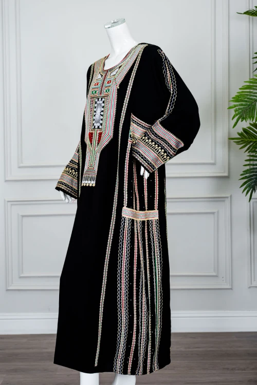 جلابية نسائي عسيري لون أسود بتطريز تراثي ملون ياقة دائرية و أكمام طويلة