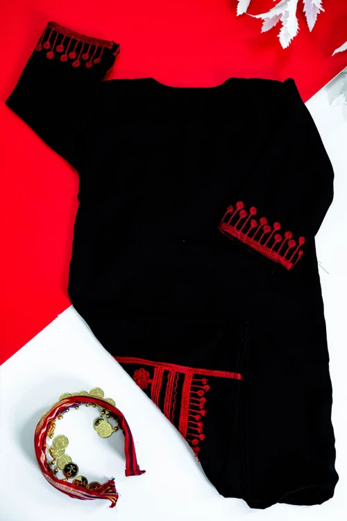 جلابية أطفال شمالي لون أسود بتطريز تراثي أحمر ياقة دائرية و أكمام طويلة