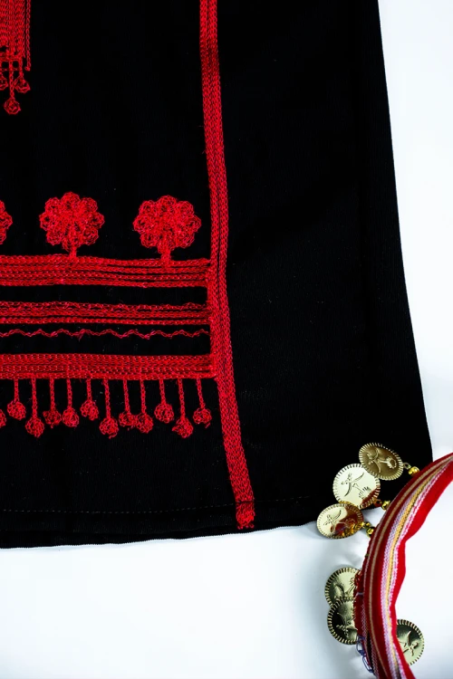 جلابية أطفال شمالي لون أسود بتطريز تراثي أحمر ياقة دائرية و أكمام طويلة