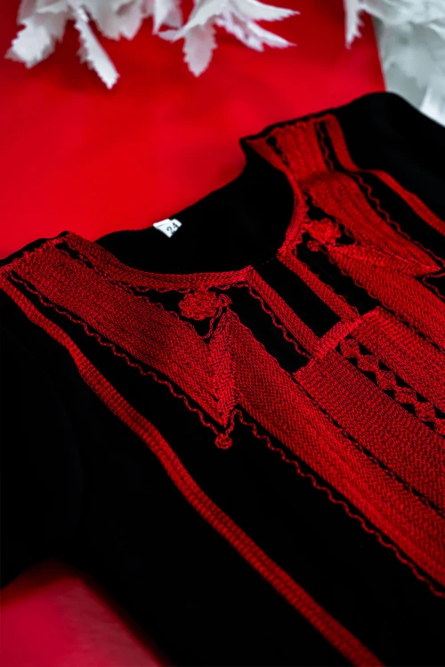 جلابية أطفال شمالي لون أسود بتطريز تراثي أحمر ياقة دائرية و أكمام طويلة