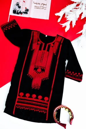 جلابية أطفال شمالي لون أسود بتطريز تراثي أحمر ياقة دائرية و أكمام طويلة