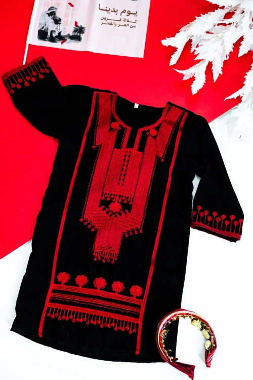 جلابية أطفال شمالي لون أسود بتطريز تراثي أحمر ياقة دائرية و أكمام طويلة