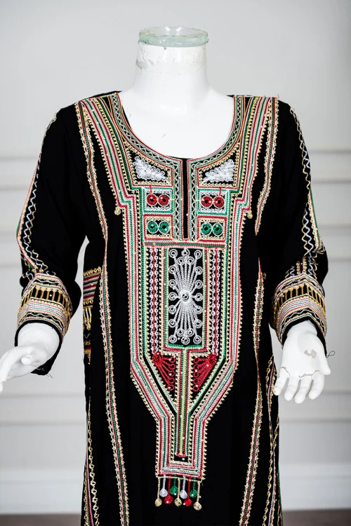 جلابية نسائي عسيري لون أسود بتطريز تراثي ملون ياقة دائرية و أكمام طويلة