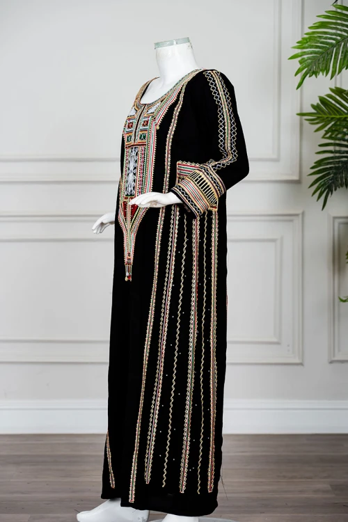 جلابية نسائي عسيري لون أسود بتطريز تراثي ملون ياقة دائرية و أكمام طويلة