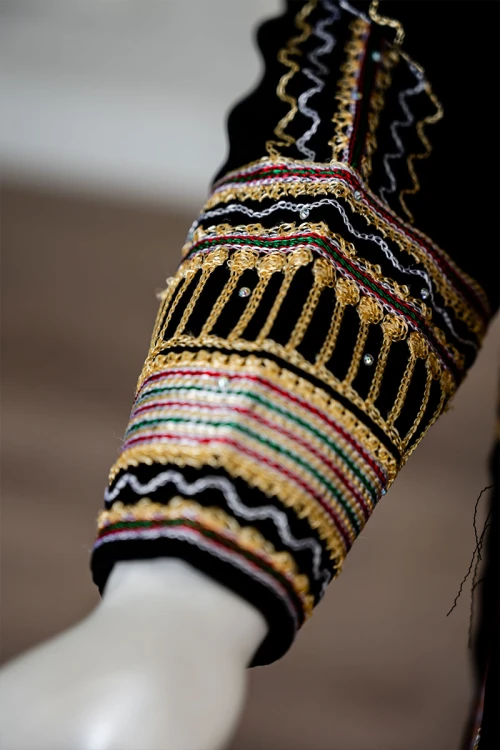 جلابية نسائي عسيري لون أسود بتطريز تراثي ملون ياقة دائرية و أكمام طويلة